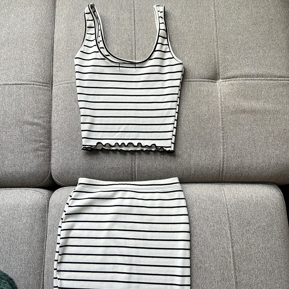 Size- Small .  Color- White and Black